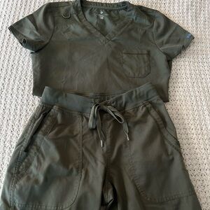 MEDCOUTURE SCRUB XS TOP | S JOGGERS